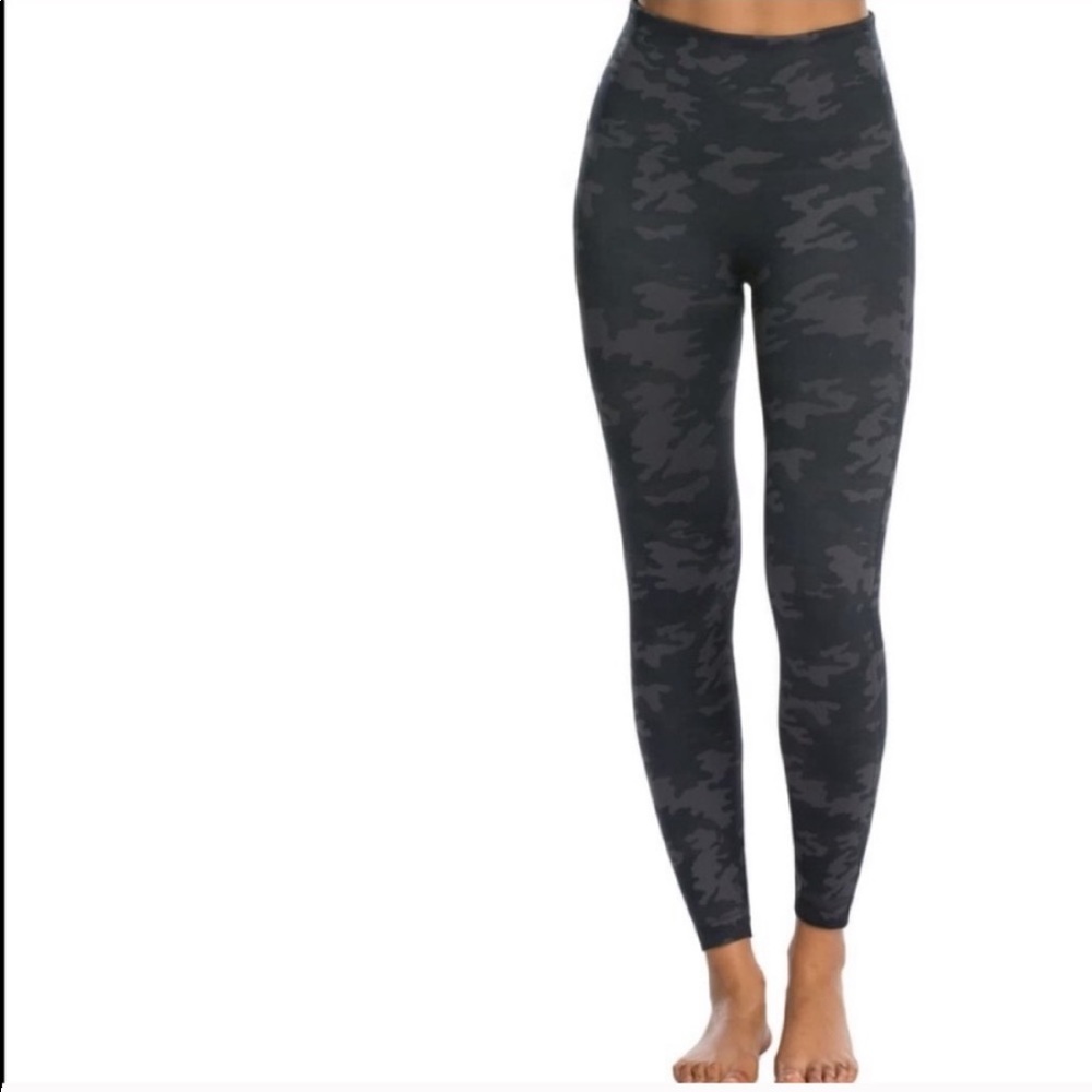 SPANX Look At Me Now Seamless Leggings Size Medium Camouflage Camo